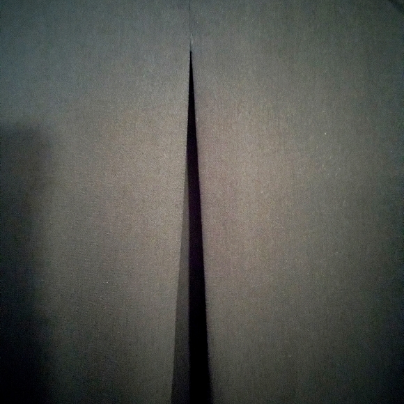 Massimo Two Tone V Neckline Sleeveless Blouse - Picture 5 of 11